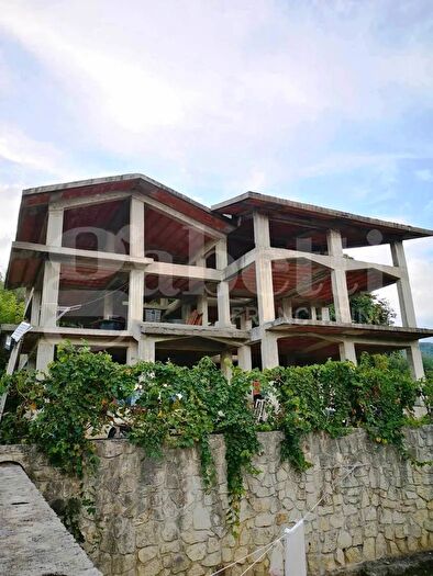 Casa con 10 locali in vendita in Via del Pantano Snc, Marano Marchesato