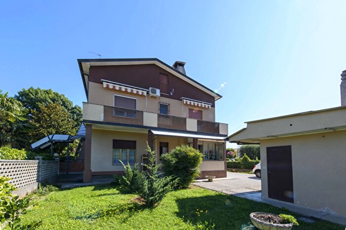 Casa con 8 locali in vendita in Capriva del Friuli Via Battisti, Capriva Del Friuli