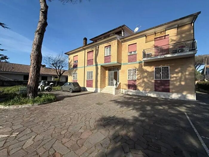 Appartamento trilocale in vendita in Viale di Castel Porziano, Roma