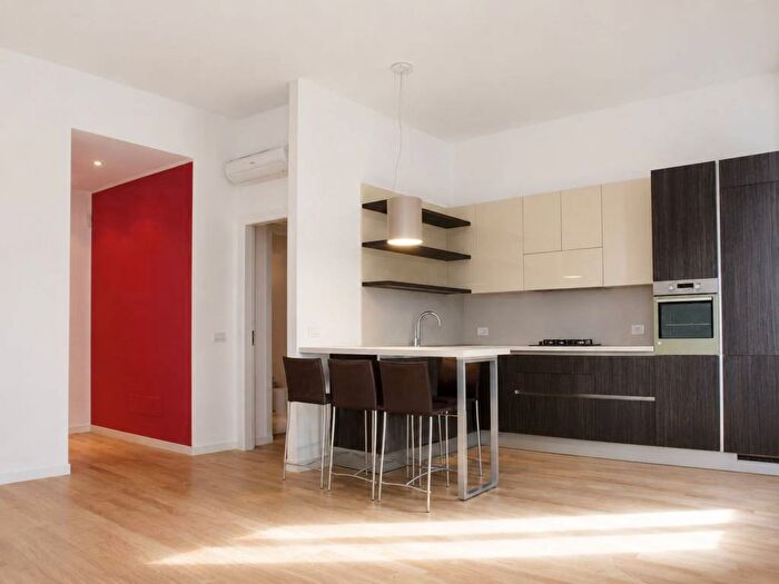 Appartamento trilocale in affitto in Via Giovanni Battista Morgagni, Morgagni, Milano