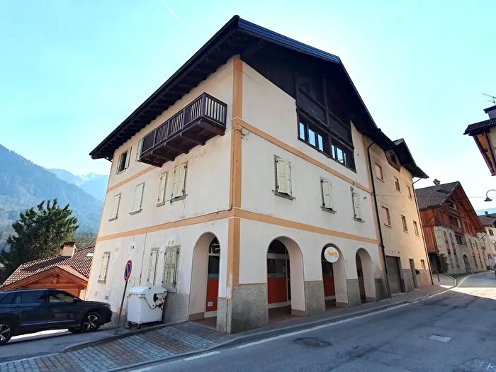 Appartamento trilocale in vendita in Via Filippo Serafini, Tre Ville