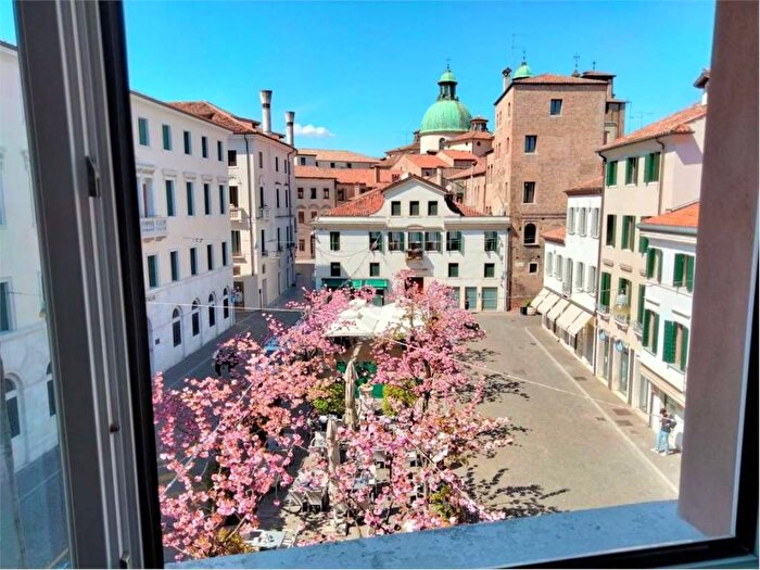 Appartamento trilocale in affitto in Piazza Pola, Piazza dei Signori, Treviso