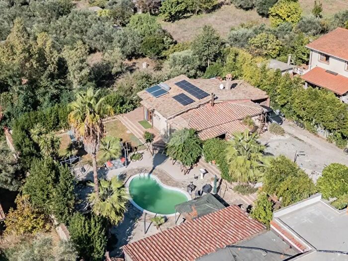 Casa con 6 locali in vendita in Via dell' Acquedotto della Riccia, Anguillara Sabazia