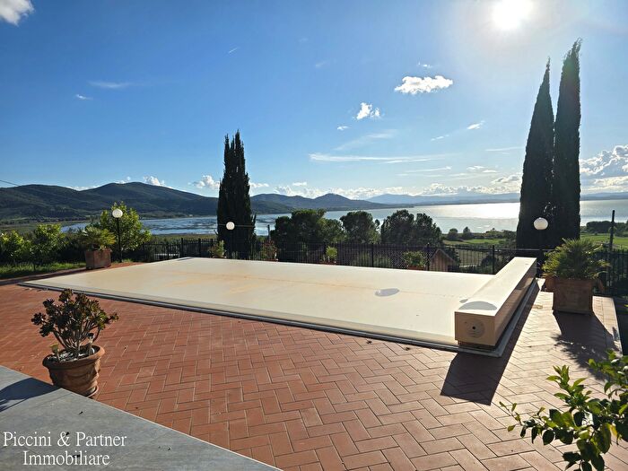 Casa con 5 locali in vendita in Via dei Romani, Magione