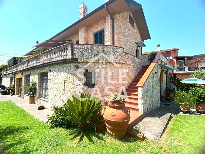 Casa con 15 locali in vendita in Buggiano