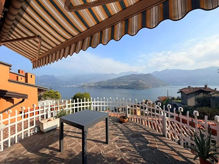 Appartamento trilocale in vendita in Via Moia, Tavernola Bergamasca