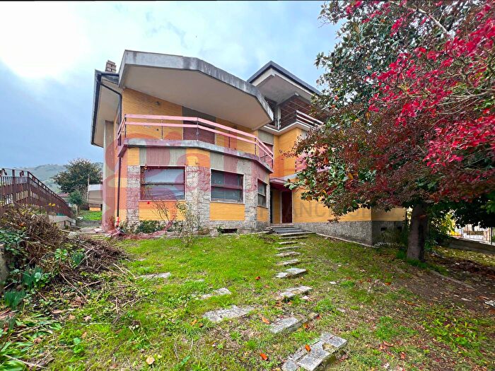 Casa con 14 locali in vendita in Via San Rocco, Limatola