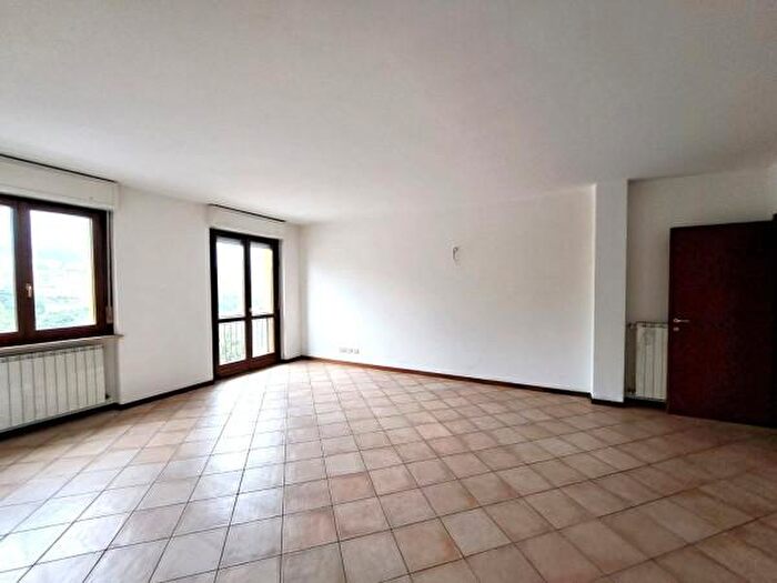 Appartamento trilocale in vendita in Via Roma, Gandino