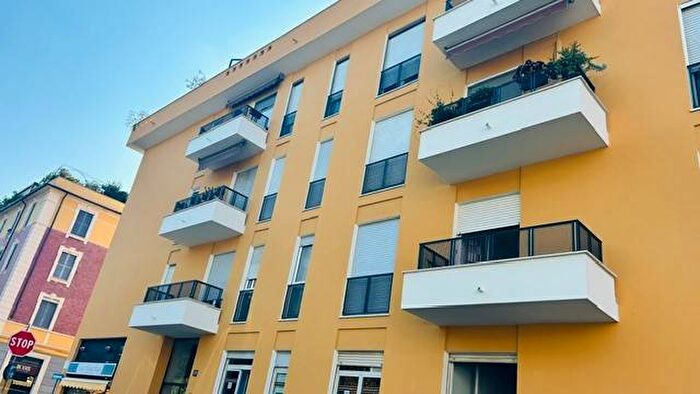 Appartamento trilocale in affitto in Via Andrea Maffei, Montenero, Milano