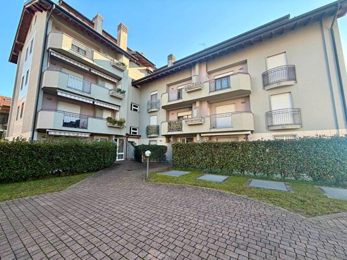 Appartamento trilocale in affitto in Via Martiri delle Foibe, Cornate d'Adda