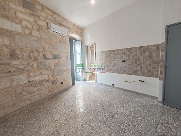 Casa con 8 locali in vendita in Via Mario Leggio, Ragusa