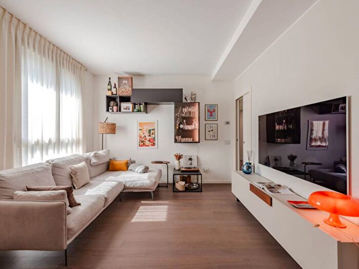 Appartamento trilocale in affitto in Via Valtellina, Isola, Milano