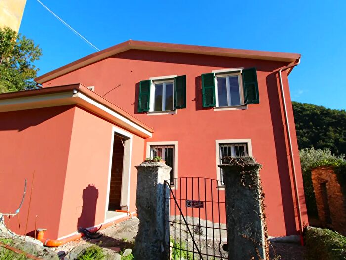 Casa con 5 locali in vendita in Avegno