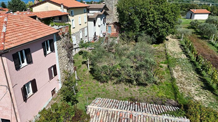 Casa con 12 locali in vendita in Frazione Poggio SantErcolano, Gualdo Tadino
