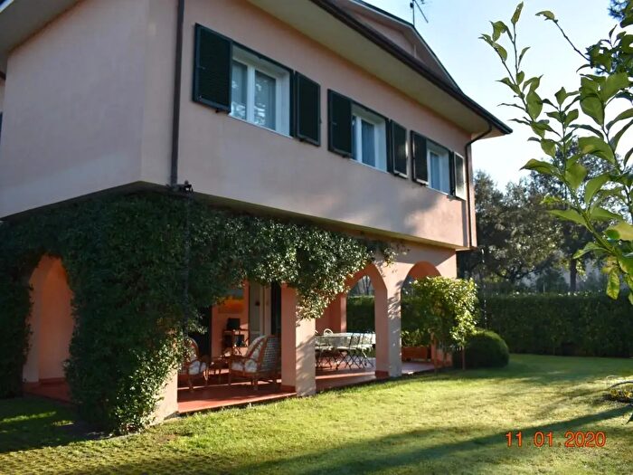 Casa con 9 locali in vendita in Massa