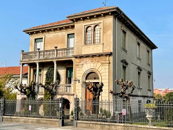 Casa con 8 locali in vendita in Via Mazzini, Novi Ligure