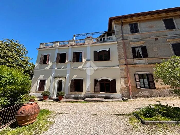 Casa con 5 locali in vendita in Viale Fratelli Rosselli, Genzano Di Roma