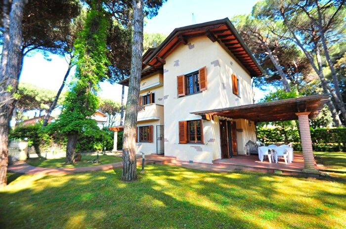 Casa con 8 locali in vendita in Pietrasanta