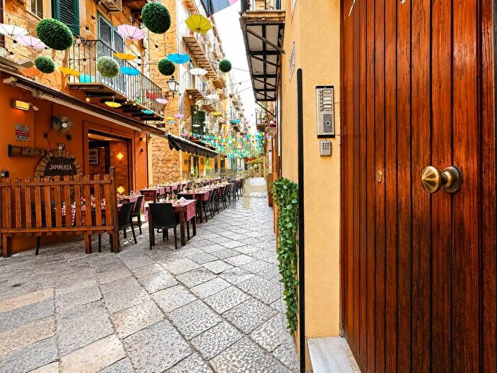 Appartamento con 6 locali in vendita in Via Orologio, Palermo