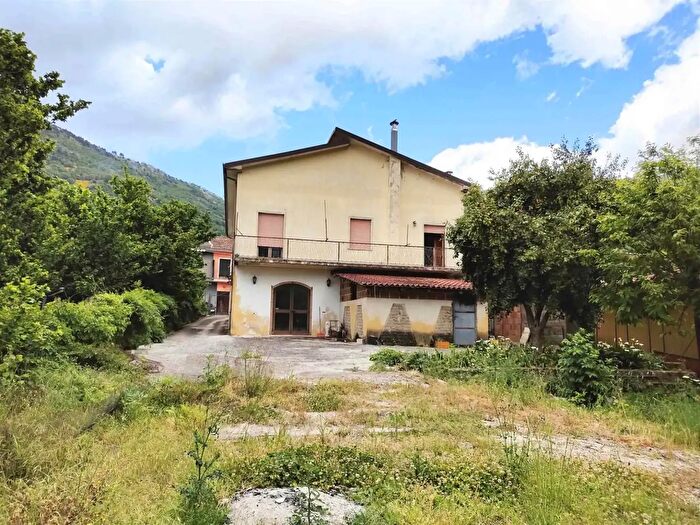 Casa quadrilocale in vendita in Via Buonuominini, Serino