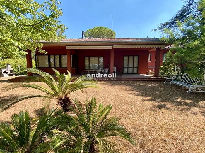 Casa con 14 locali in vendita in Jesi