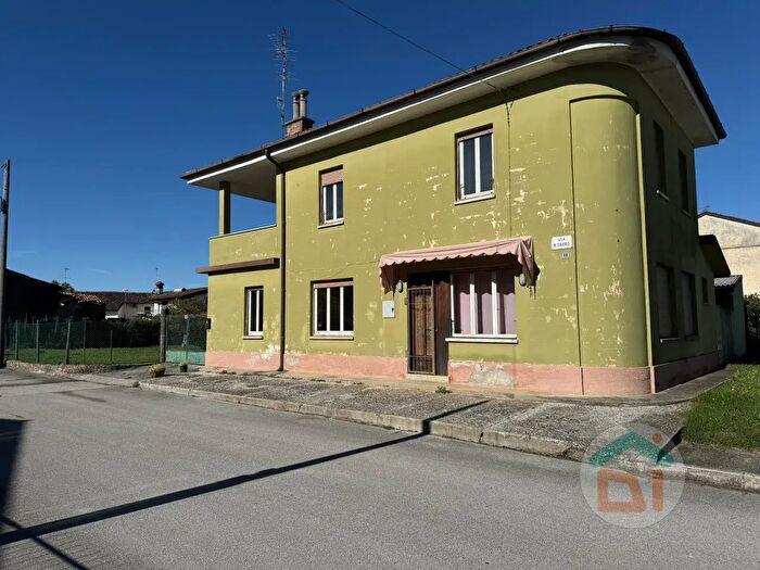 Casa quadrilocale in vendita in Via Nazario Sauro, Capriva Del Friuli