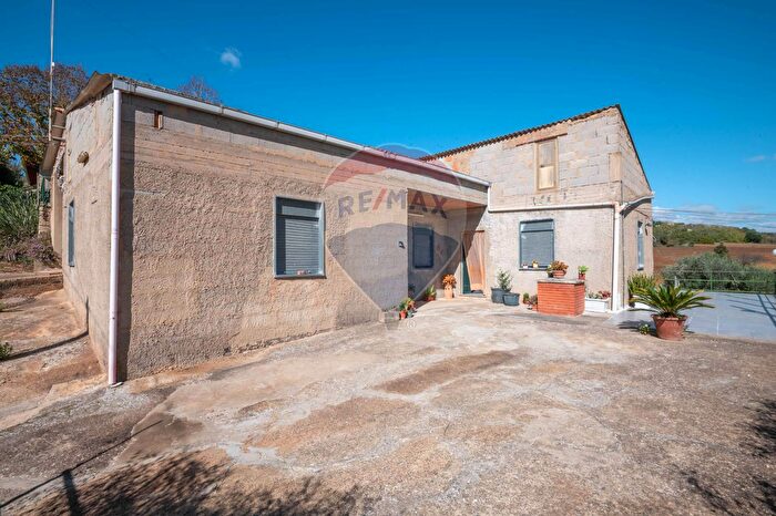 Casa con 6 locali in vendita in Via Croce del Vicario, Caltagirone