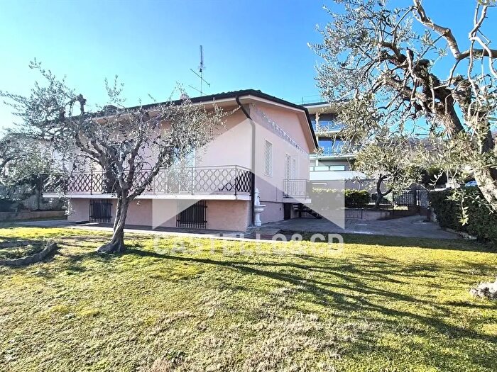 Casa quadrilocale in vendita in Via Sirmione, Lonato