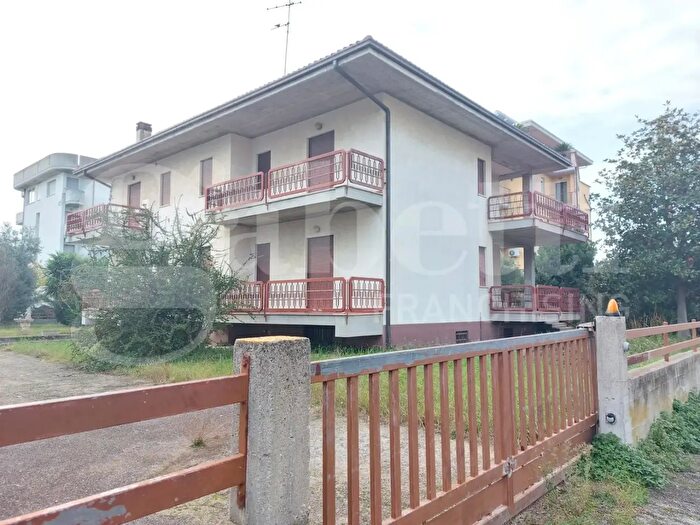 Casa con 15 locali in vendita in Via Tosti, Martinsicuro