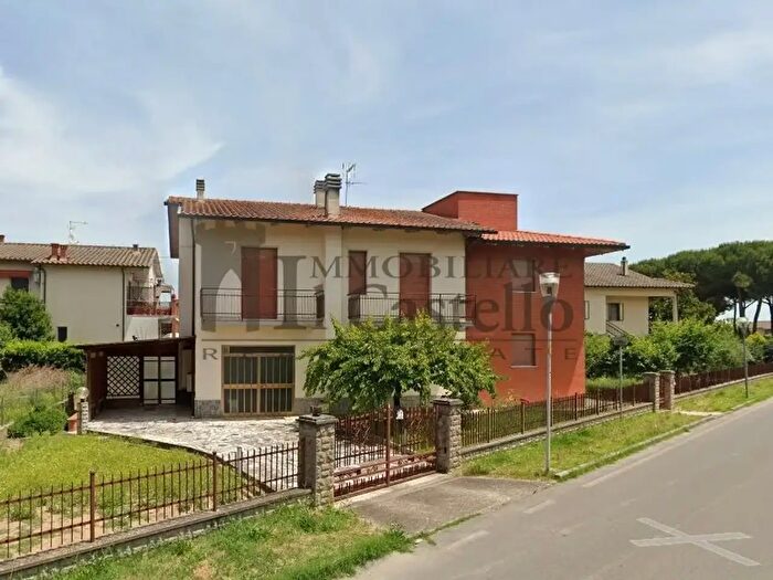 Casa con 6 locali in vendita in Piazza Aeronautica, Castiglione Del Lago