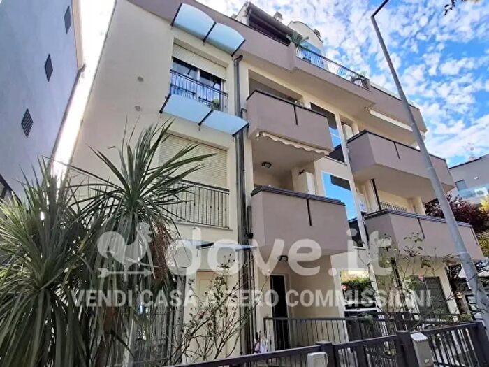 Appartamento trilocale in vendita in Viale G Mameli, Riccione