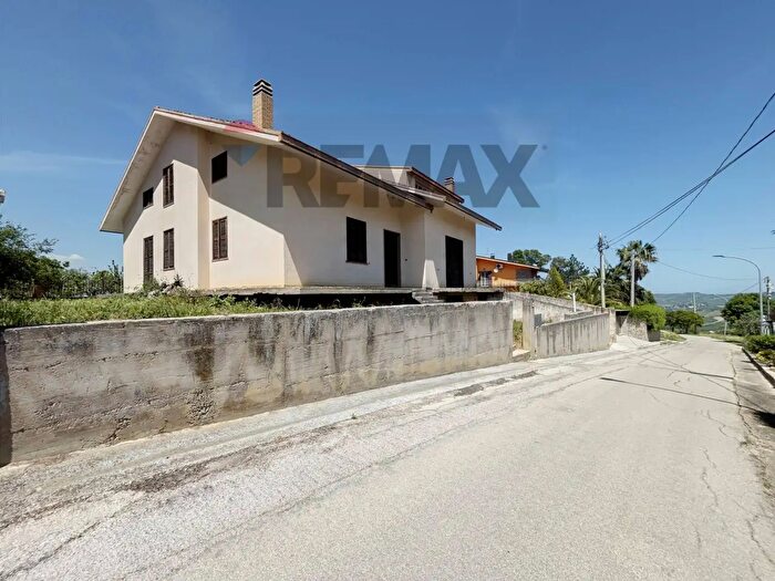 Casa con 10 locali in vendita in Contrada Sant'Amico Snc, Archi