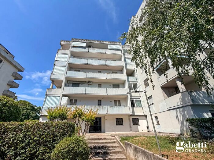 Appartamento trilocale in vendita in Via della Libertà, Vallefoglia