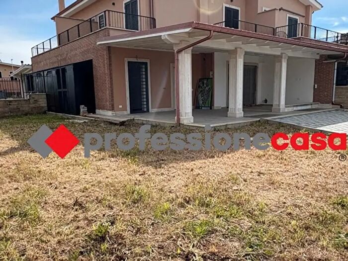 Casa con 5 locali in vendita in Pomezia