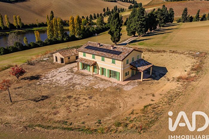 Casa con 8 locali in vendita in Contrada Valle, Macerata