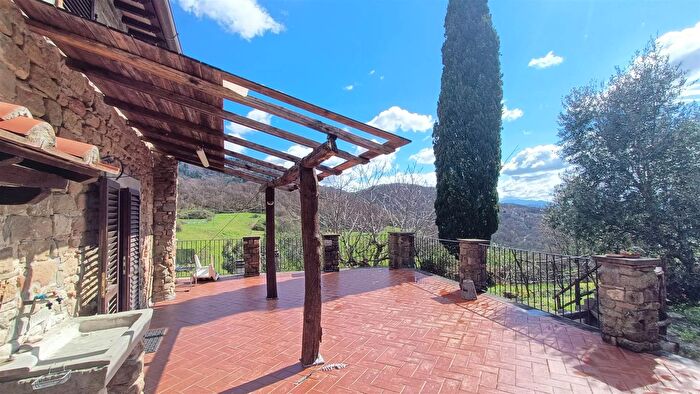 Casa con 14 locali in vendita in Scarperia E San Piero, Scarperia e San Piero