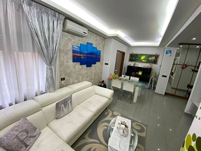 Appartamento trilocale in vendita in Via Montevergine, Napoli