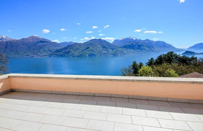 Casa con 8 locali in vendita in Menaggio