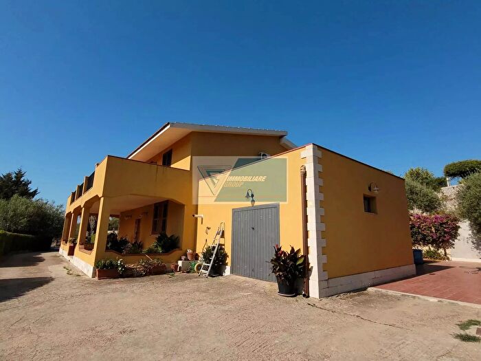 Casa con 10 locali in vendita in Noto