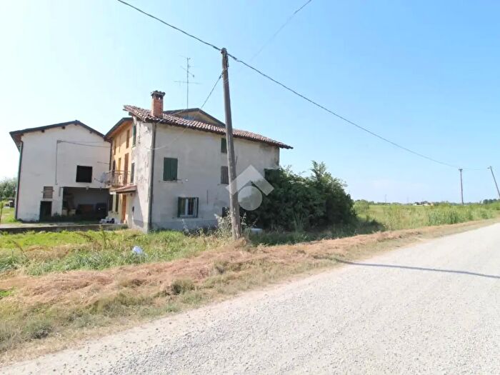 Casa quadrilocale in vendita in Via Canalina, Cadelbosco Di Sopra