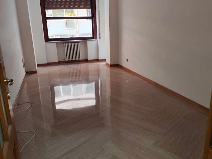 Appartamento trilocale in affitto in Via Roberto Bracco, Porto Municipio, Napoli