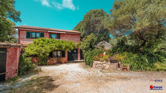 Casa con 6 locali in vendita in Luogosanto