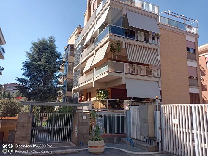 Appartamento con 6 locali in vendita in Via Mariano dAmelio, Roma