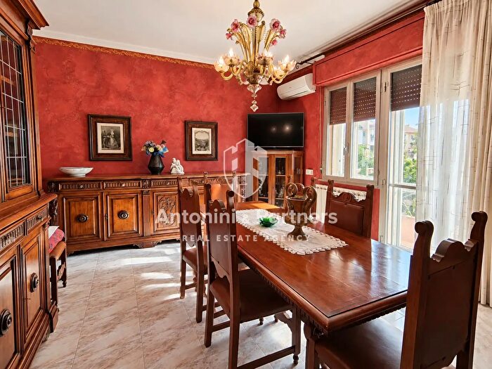Casa con 9 locali in vendita in Via del Broglino, Todi