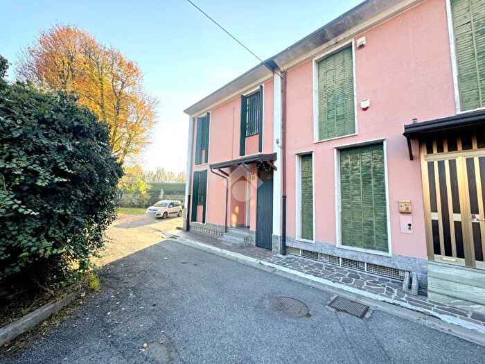 Casa quadrilocale in vendita in Via Villaggio Ina, Cesate