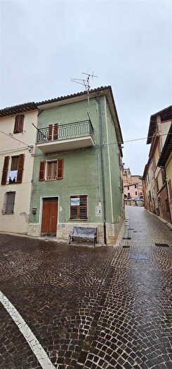 Casa con 5 locali in vendita in Fiuminata