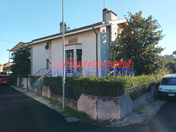 Casa con 6 locali in vendita in Fano