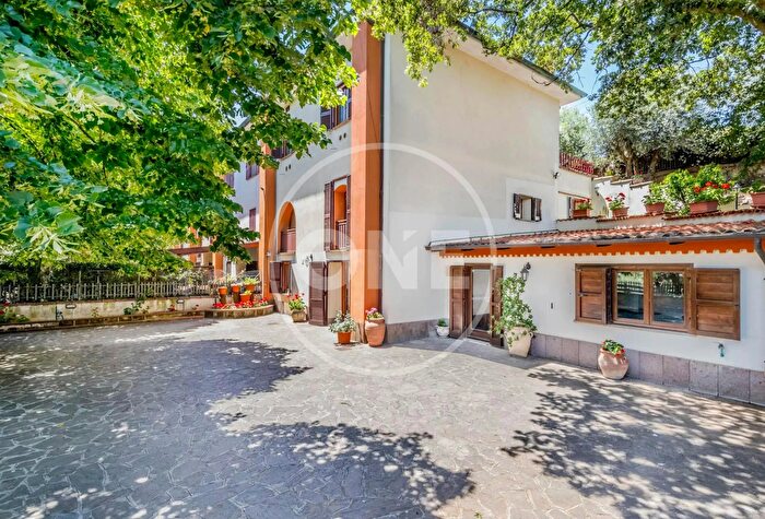 Appartamento con 5 locali in vendita in Via di Spregamore, Roma