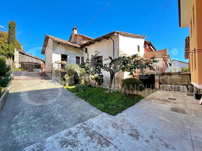 Casa con 9 locali in vendita in Via Vittorio Emanuele a, Roddi