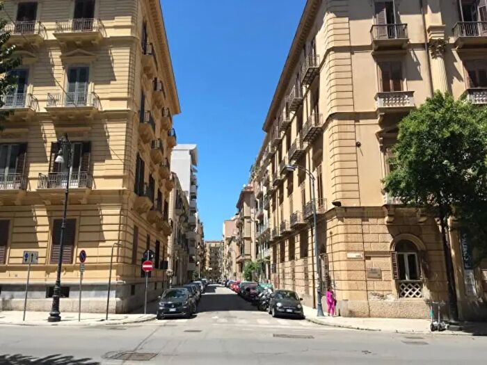Appartamento con 6 locali in vendita in Via Giuseppe De Spuches, Palermo